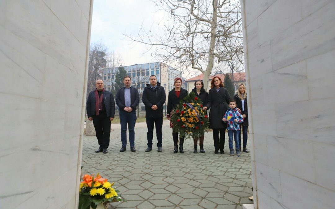 Delegacija PDA Gračanica položila cvijeće na spomen obilježje poginulim borcima i šehidima